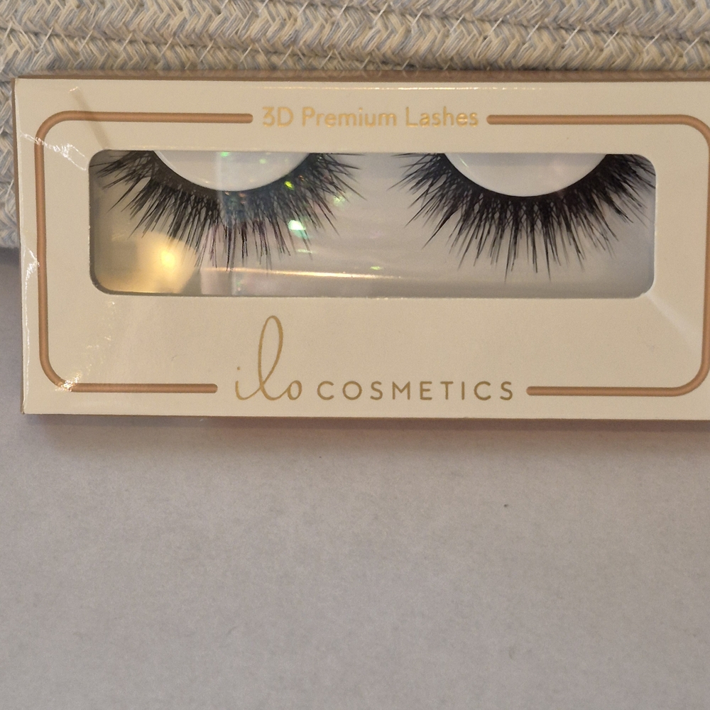 Voluminous Black False Lashes for Dramatic Eyes